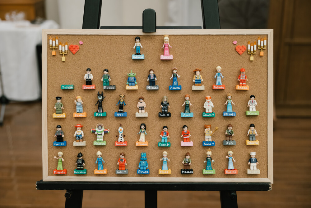 披露宴内人前式ではお二人が作成しましたLEGOで立会人の証明書を準備